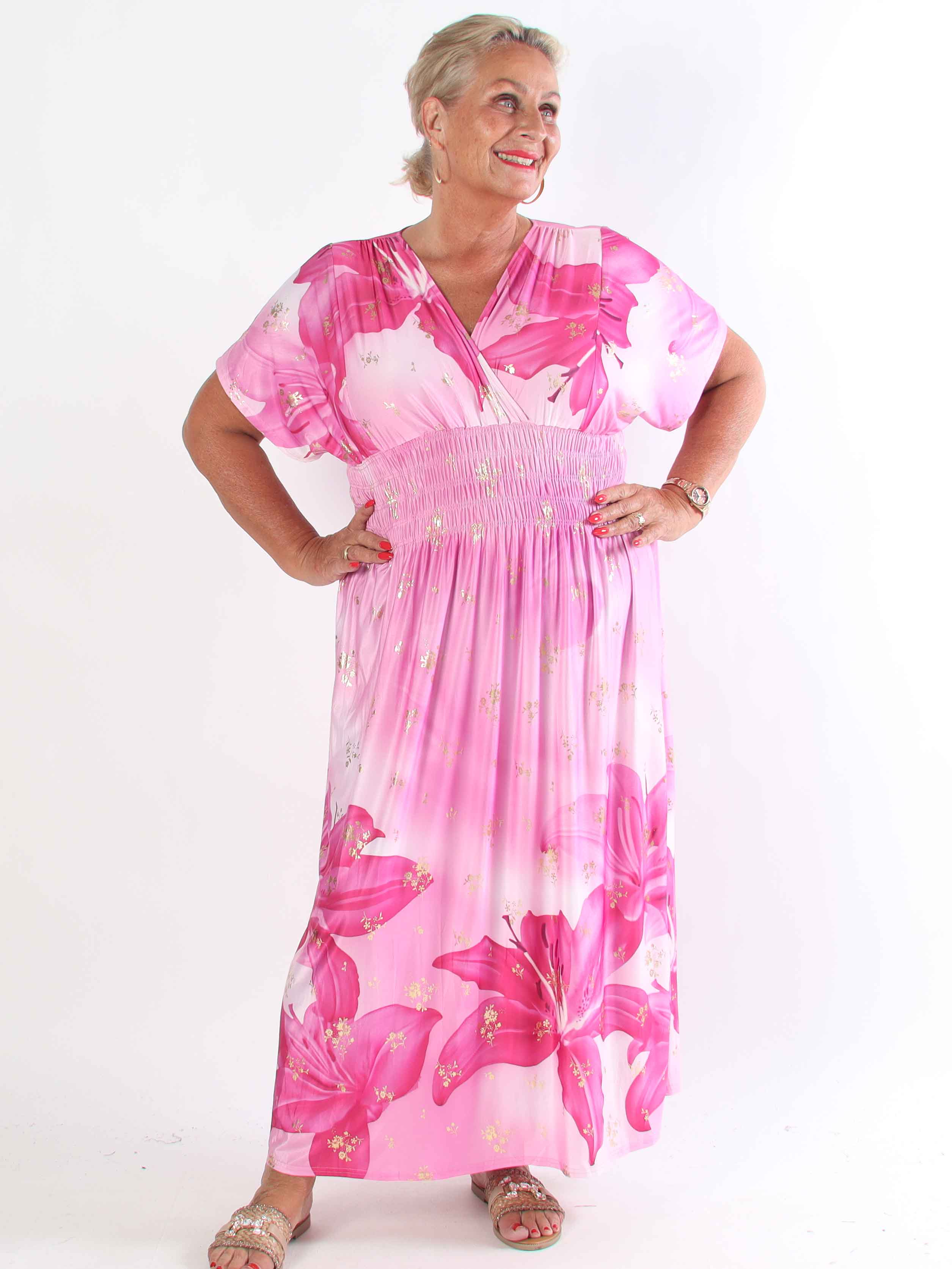 Pams Big Lily - Elastisk plus size kjole med store liljer og guld detaljer